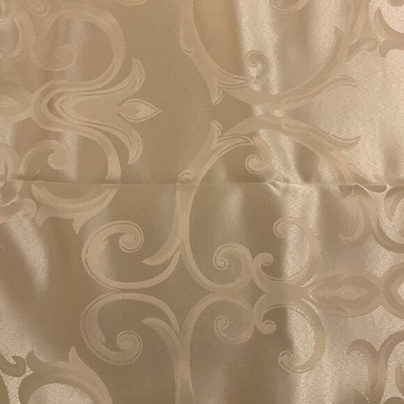 60 x 84 rectangle dining room table cloths. Beautiful cream with textured detail - Picture 3 of 5